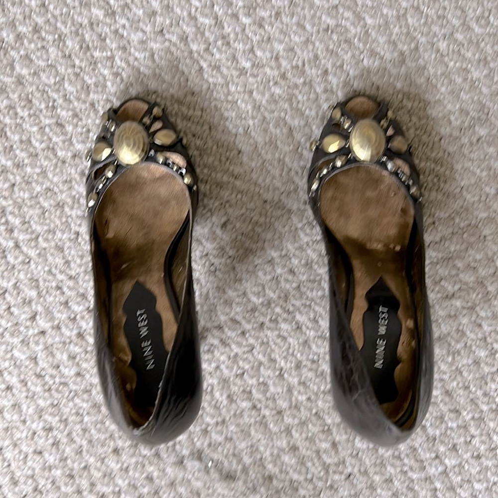 Nine West peep toe heels with
jeweled embellishments. Size 7M .Leather upper!